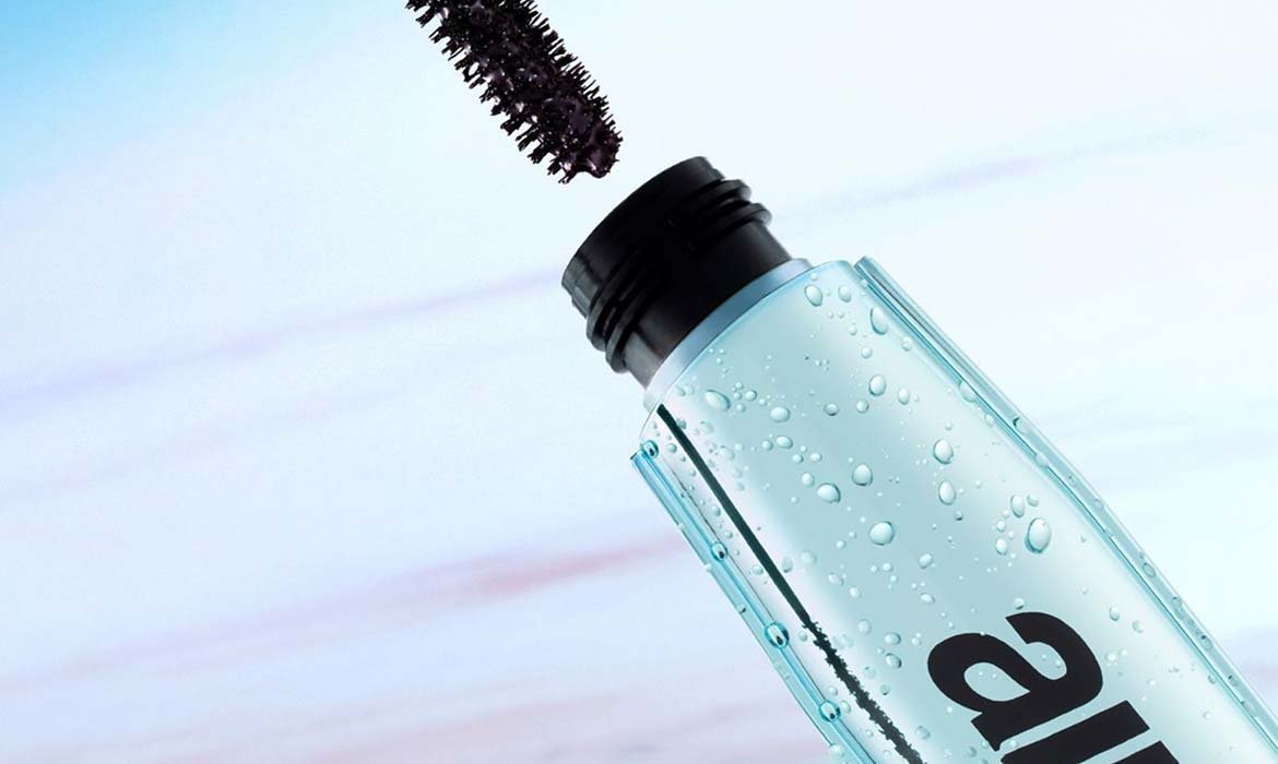 Gracias al cepillo y a la fórmula de la máscara de pestañas waterproof Air Volume de L’Oréal Paris conseguirás unas pestañas cargadas de volumen y 100% resistentes al agua en cualquiera de sus múltiples manifestaciones: lluvia, humedad, sudor…